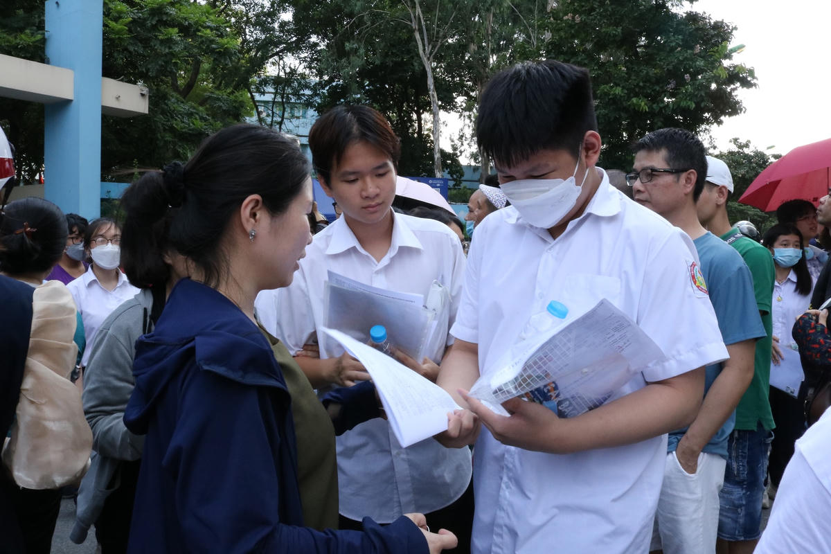Thí sinh sau khi hoàn thành kỳ thi vào lớp 10 THPT công lập tại Hà Nội năm 2023.