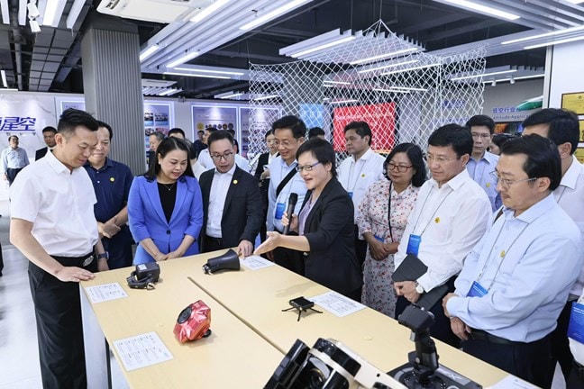 Đoàn đại biểu cấp cao Ủy ban Trung ương MTTQ Việt Nam thăm, khảo sát tại Khu khởi nghiệp sáng tạo nền kinh tế tầm thấp quận Thanh Tú.