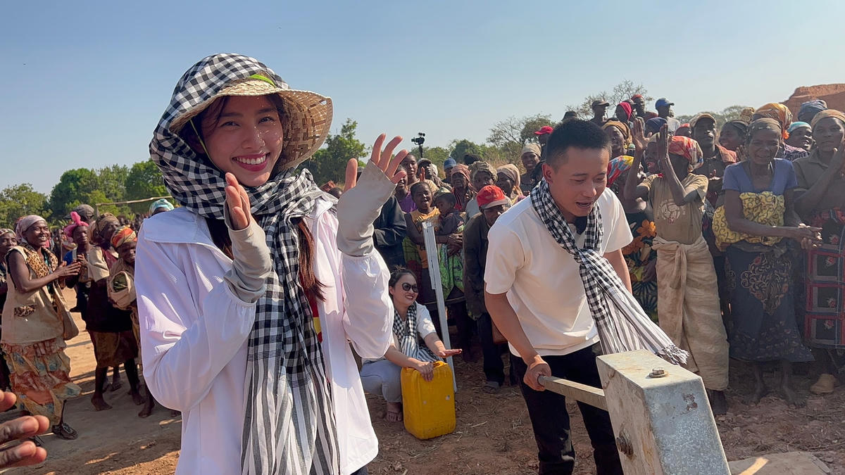 Hình ảnh Thùy Tiên cùng Vlogger Quang Linh làm xây giếng tặng 5.000 người dân Angola. 