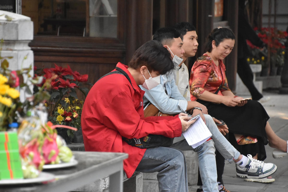 Và ngồi chờ hạ lễ theo hướng dẫn...