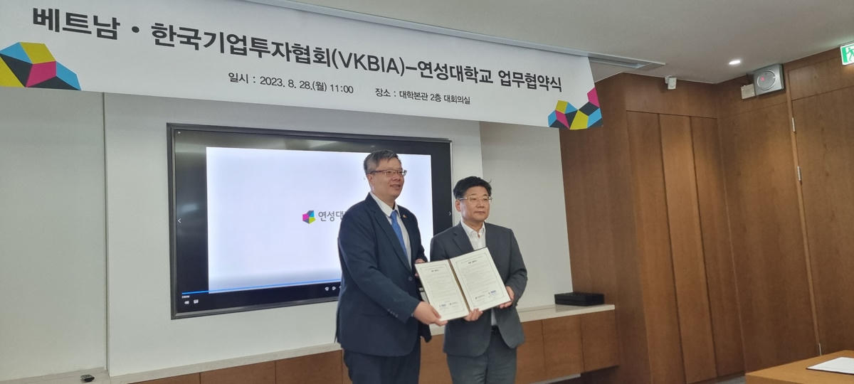 Chủ tịch VKBIA trao văn bản hợp tác với Đại học Yeonseong