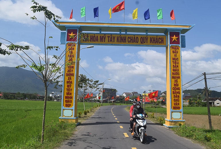 Đường giao thông nông thôn ở xã Hòa Mỹ Tây, huyện Tây Hòa được đầu tư nâng cấp khang trang.