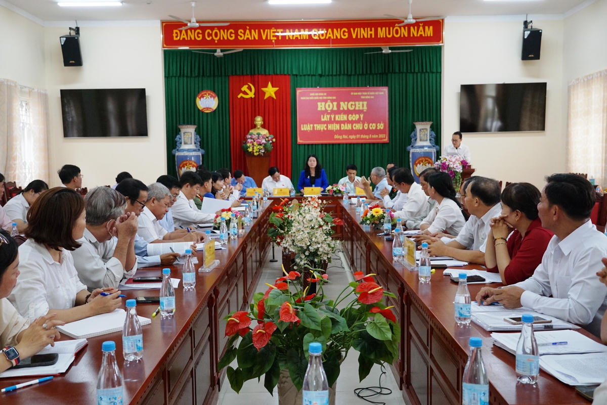 Các đại biểu tham dự hội nghị lấy ý kiến Dự thảo Luật Thực hiện dân chủ ở cơ sở. Ảnh: Mạnh Thìn.