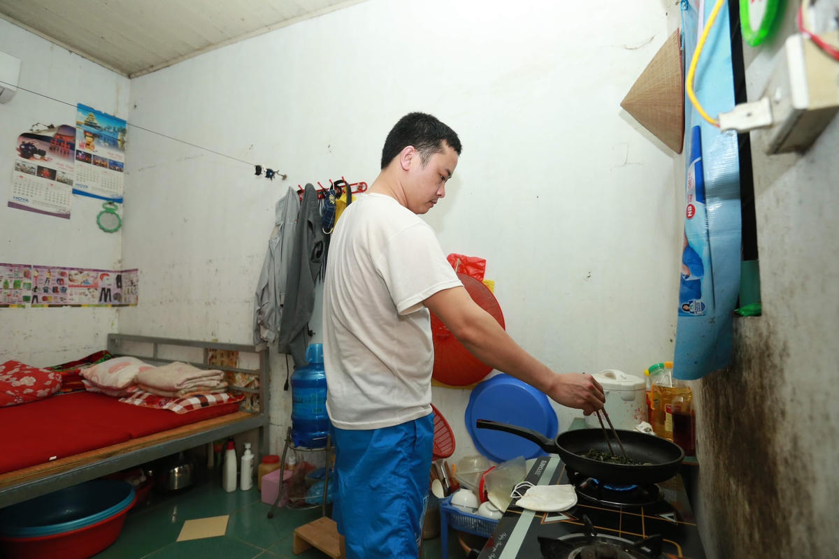 Nhiều người lao động ở Hà Nội chấp nhận thuê nhà diện tích chật chội, thiếu tiện nghi. Ảnh: Quang Vinh.