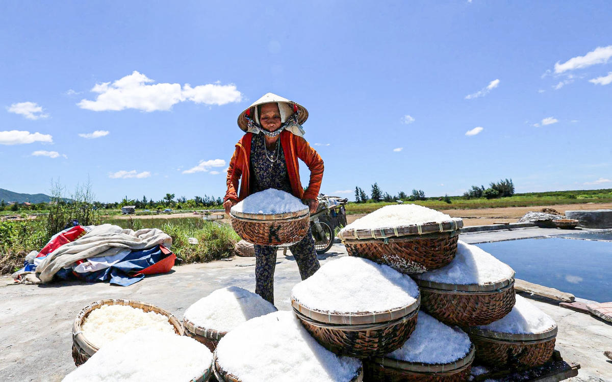 Nghề muối vất vả, phụ thuộc thời tiết nhưng nhiều diêm dân vẫn gắn bó vì coi đó là kế sinh nhai truyền thống