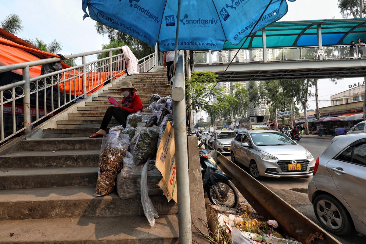 Không những vậy, hiện cầu bộ hành nơi đây còn được người dân làm nơi bán hàng hóa.