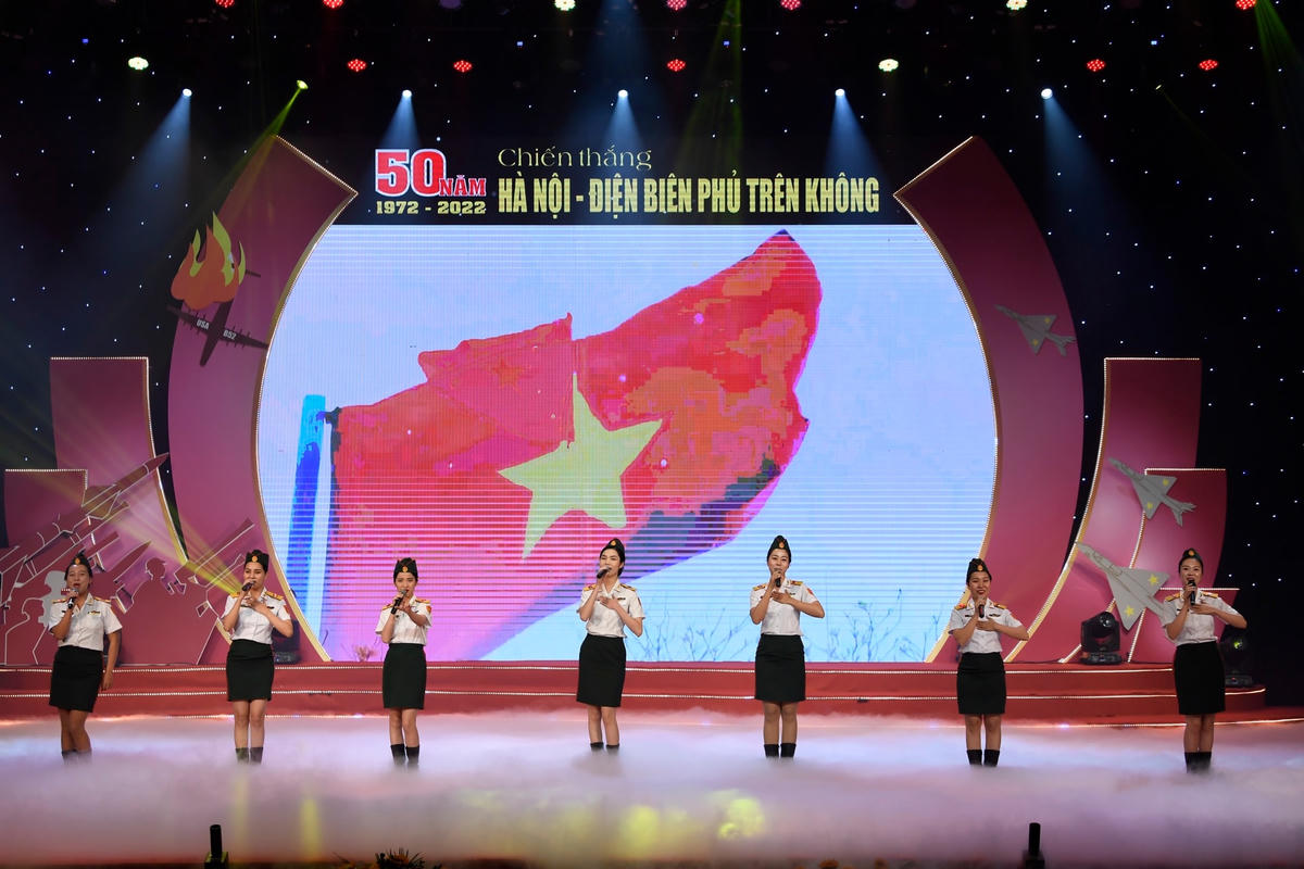 Tốp ca nữ biểu diễn trong chương trình.