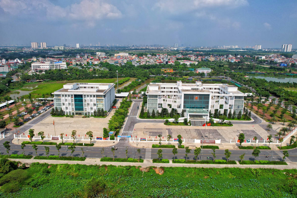  Tại kỳ họp thứ XIII Hội đồng Nhân dân thành phố Hà Nội, các đại biểu đã thông qua Nghị quyết tán thành chủ trương thành lập quận Gia Lâm trên cơ sở nguyên trạng, với diện tích tự nhiên là 116,64km2, quy mô dân số hơn 300.000 người và thành lập 16 phường trên cơ sở 22 xã, thị trấn của huyện Gia Lâm.