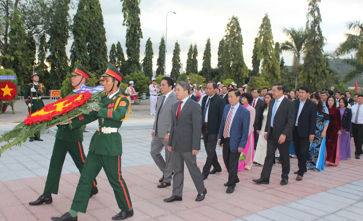 Đoàn đại biểu Ban Chấp hành Đảng bộ tỉnh Khánh Hòa  do ông Nguyễn Hải Ninh dẫn đầu đờn vào viếng.