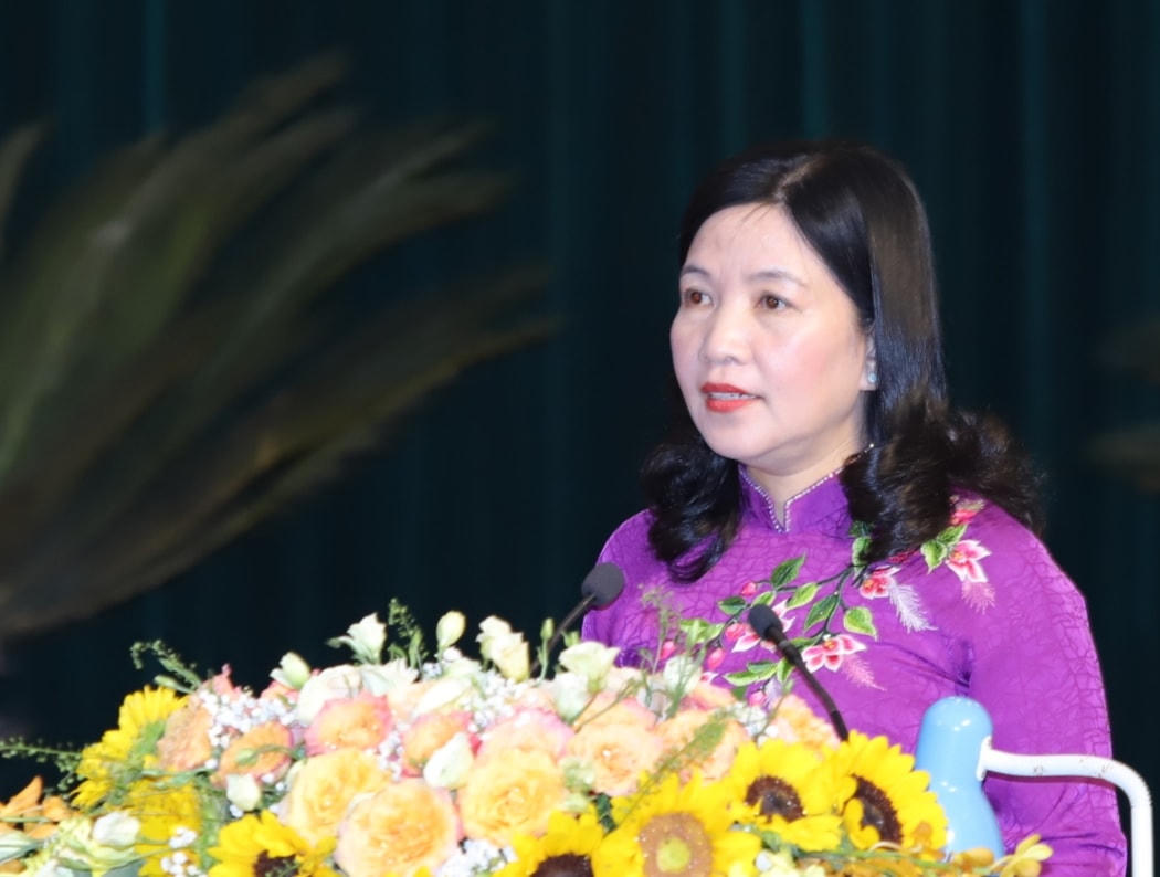 Bà Phạm Thị Thanh Thủy, Trưởng ban Dân vận Tỉnh ủy, Chủ tịch Ủy ban MTTQ tỉnh Thanh Hóa phát biểu tại hội nghị.