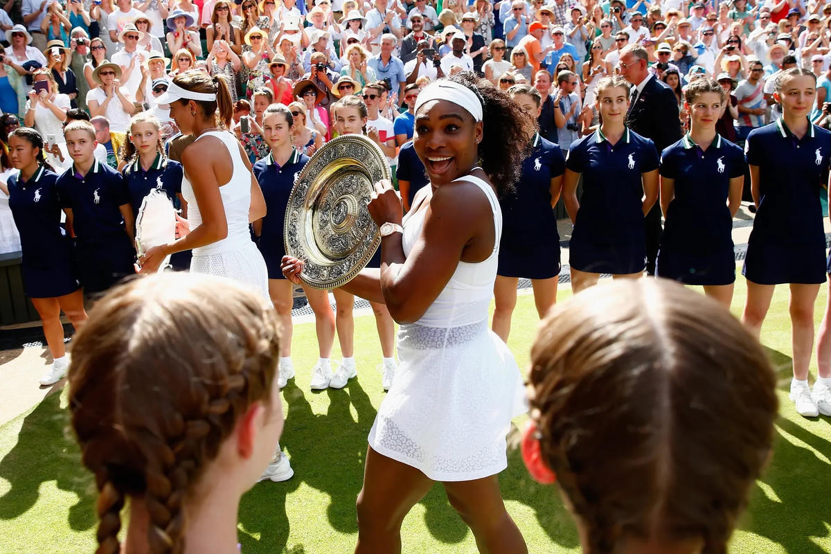Williams rời sân với Venus Rosewater Dish sau khi đánh bại Garbiñe Muguruza trong trận chung kết Wimbledon 2015. Ảnh: The Guardian