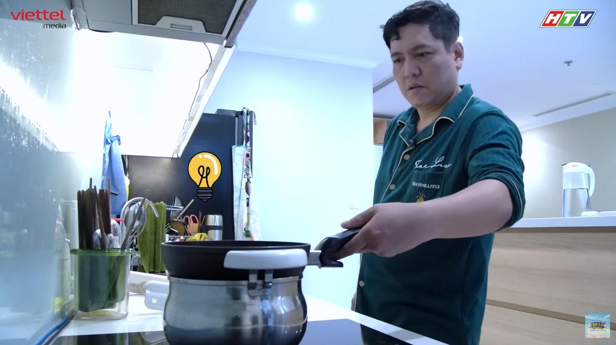 Đức Thịnh chật vật nấu cơm, chuẩn bị bữa sáng trong ngày vợ vắng nhà. 