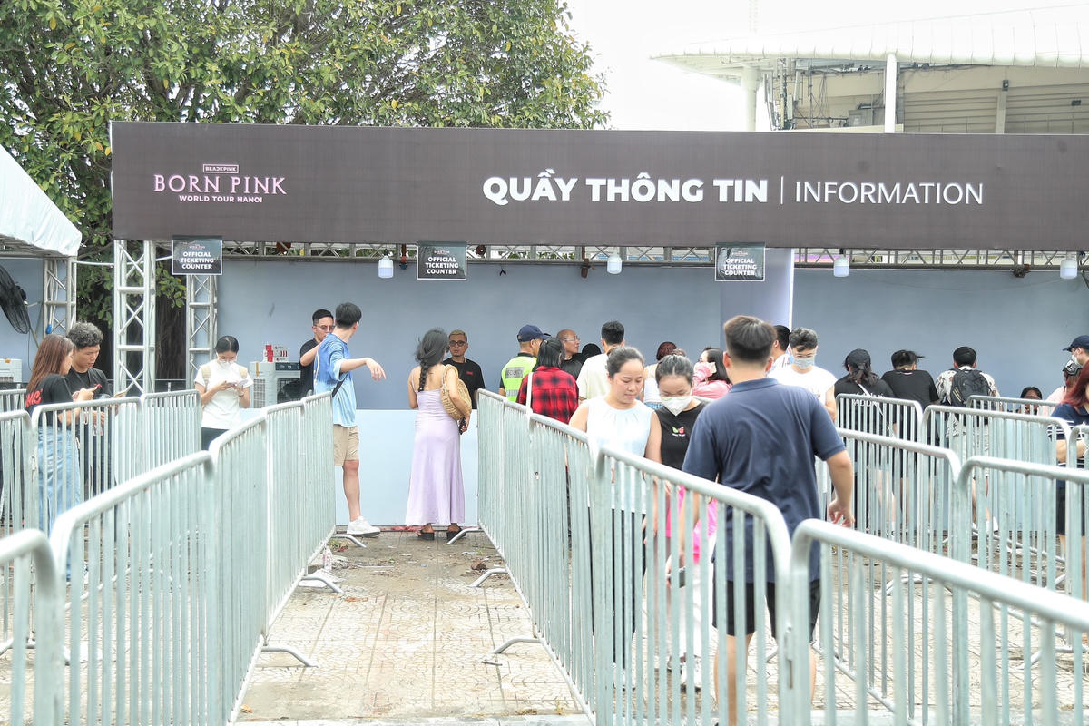 "Ngay sau khi thấy thông tin ban tổ chức mở bán thêm vé ở trên cả online lẫn trực tiếp tôi đã ra sân vận động Mỹ Đình để mua vé cho chắc. Chứ mua vé qua online nhiều khi trên web không cập nhập nên dễ bị lỗi. Sau khi mua được vé tôi rất phấn khích vì sắp được gặp các thần tượng ở ngoài đời thật", bạn Linh chia sẻ.