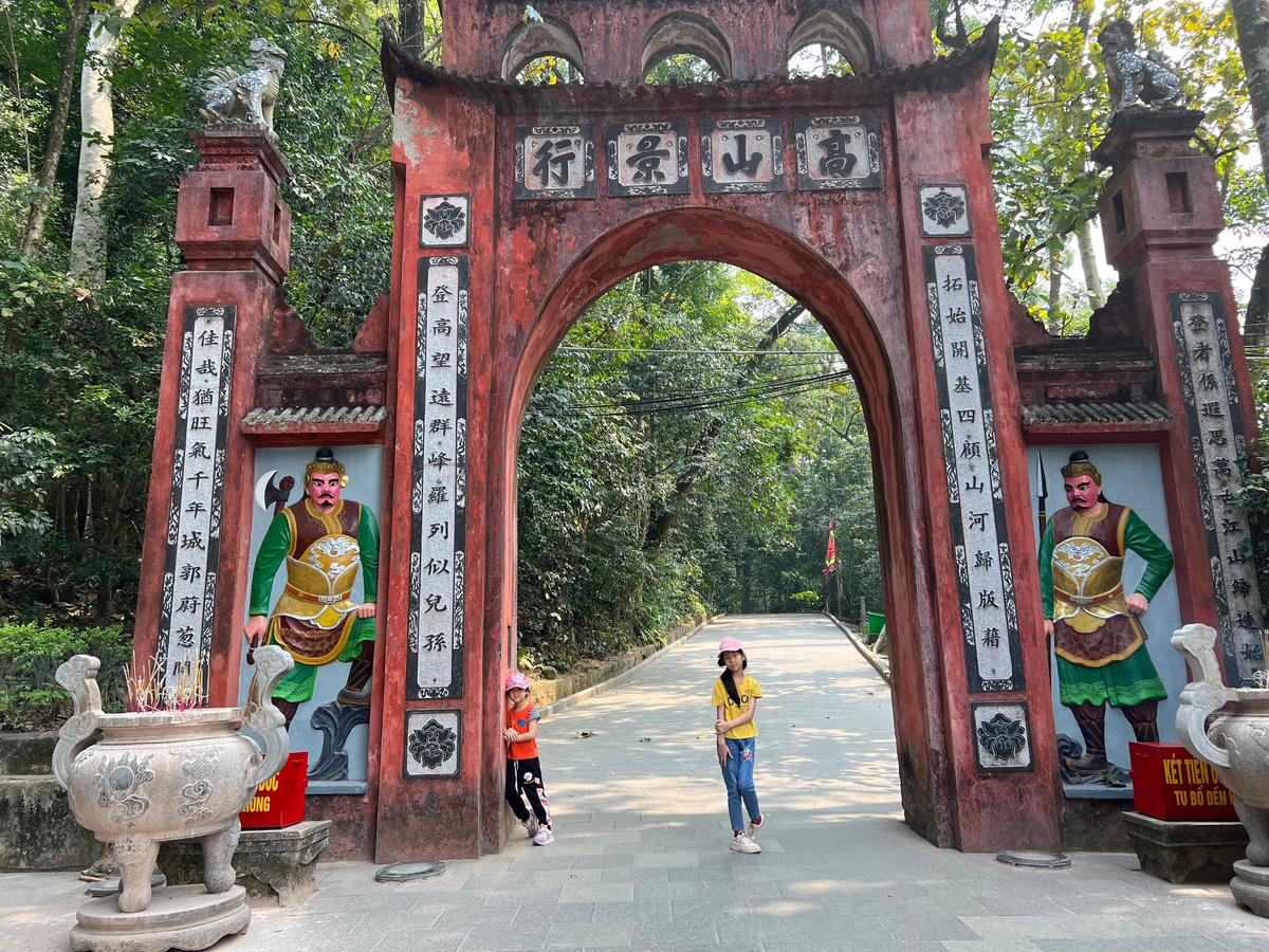 Cổng Đền Hùng.  