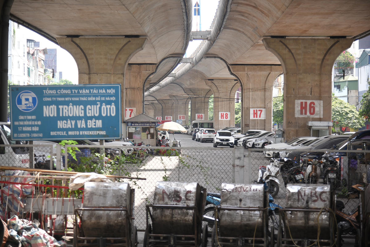 Tại gầm cầu Vĩnh Tuy (phường Vĩnh Tuy, quận Hai Bà Trưng) bãi trông giữ xe đang hoạt động tại đây với quy mô khá lớn kéo dài từ cột T2 - T14 kéo dài gần 1km, được chia làm nhiều khu trông giữ, tổng cộng lên đến cả nghìn chiếc.