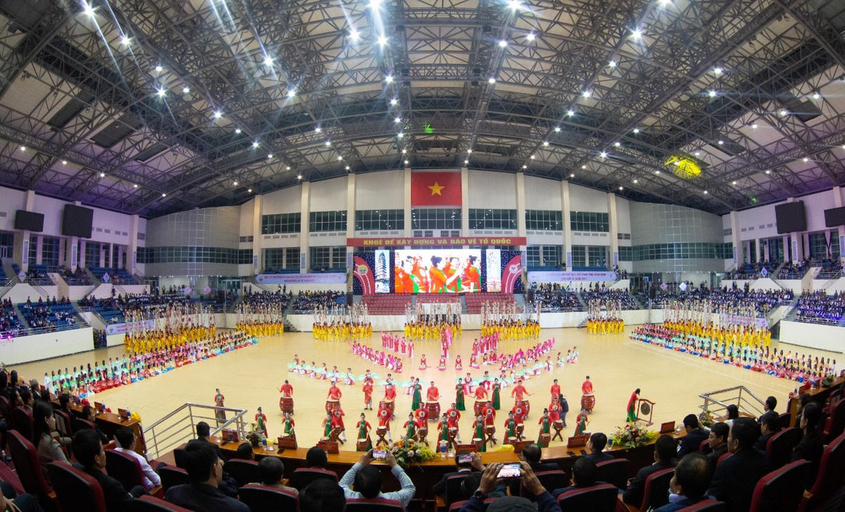 Màn đồng diễn nghệ thuật với chủ đề “Thể thao Nam Định - Hội nhập và phát triển bền vững”, do hơn 1.000 nghệ sĩ, vận động viên, học sinh, lực lượng vũ trang ở địa phương trình diễn, với sự kết hợp giữa nghệ thuật đương đại và nghệ thuật truyền thống của địa phương.