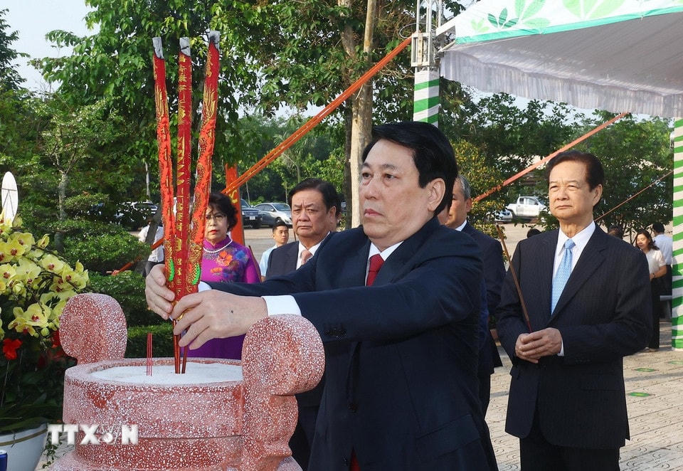 Chủ tịch nước Lương Cường và các đại biểu dâng hương tại Khu Di tích lịch sử Quốc gia Phú Riềng Đỏ, tại xã Thuận Lợi, huyện Đồng Phú. (Ảnh: Lâm Khánh/TTXVN)