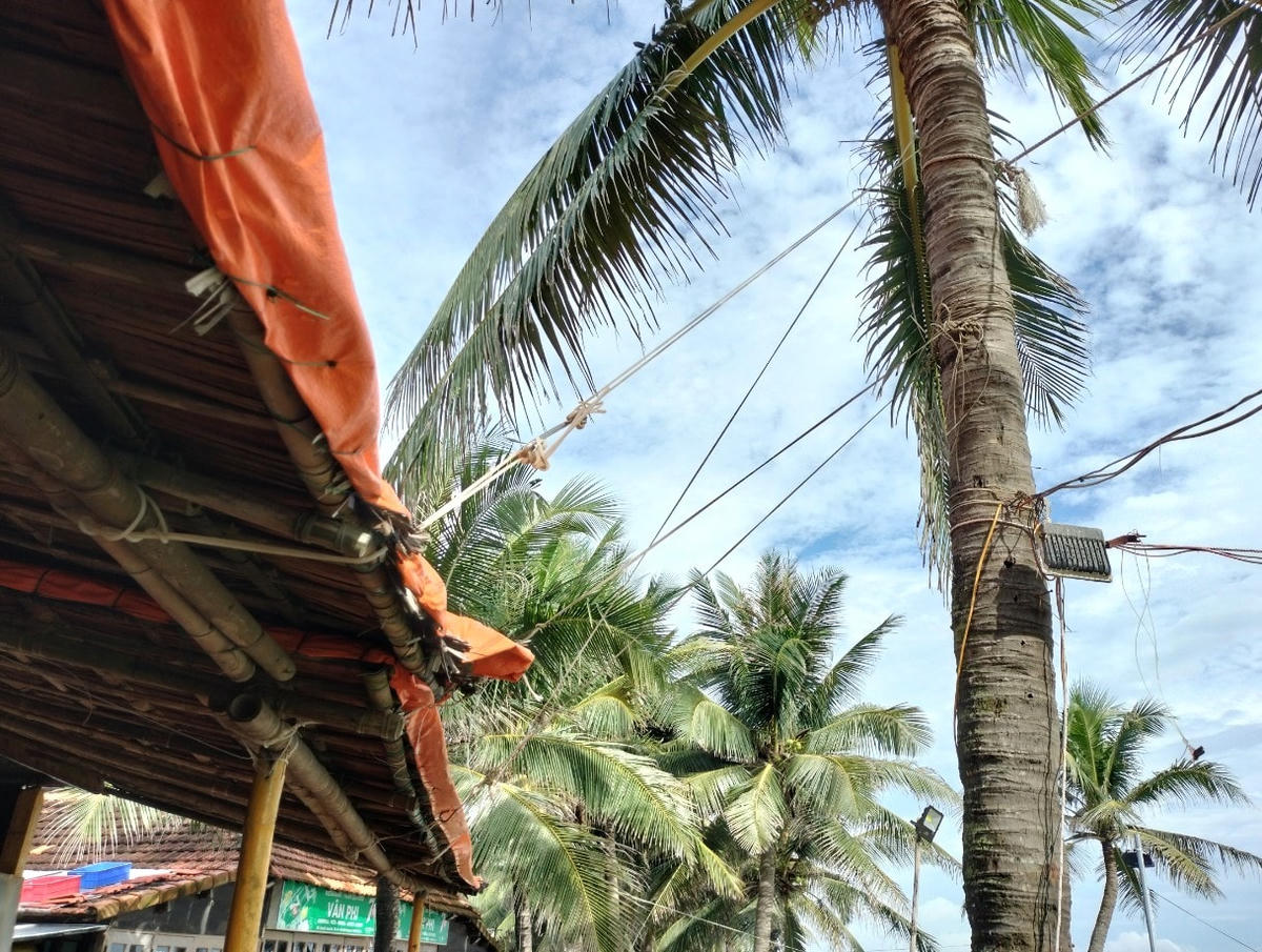 Mái nhà hàng ở biển Cửa Đại được cột dây thừng để giữ cố định.