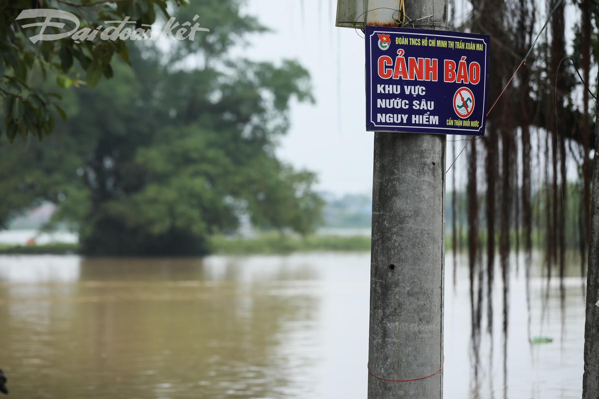 Đầu thôn luôn treo biển cảnh báo khu vực nước sâu, nguy hiểm.