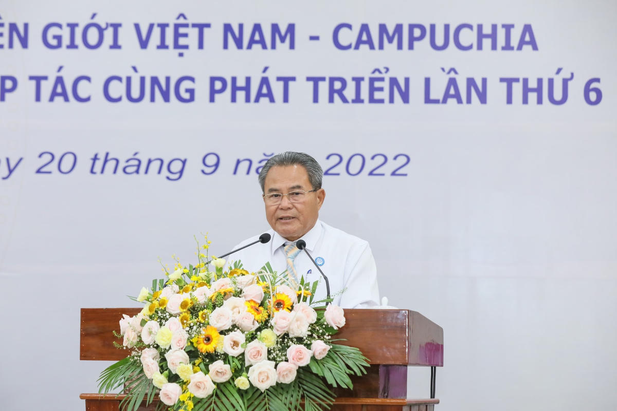 Ông Mao Pirun, Ủy viên Trung ương Đảng Nhân dân Campuchia, Chủ tịch Hội đồng tỉnh, Chủ tịch Mặt trận Đoàn kết phát triển Tổ quốc Campuchia tỉnh Kandal phát biểu tại Hội nghị.