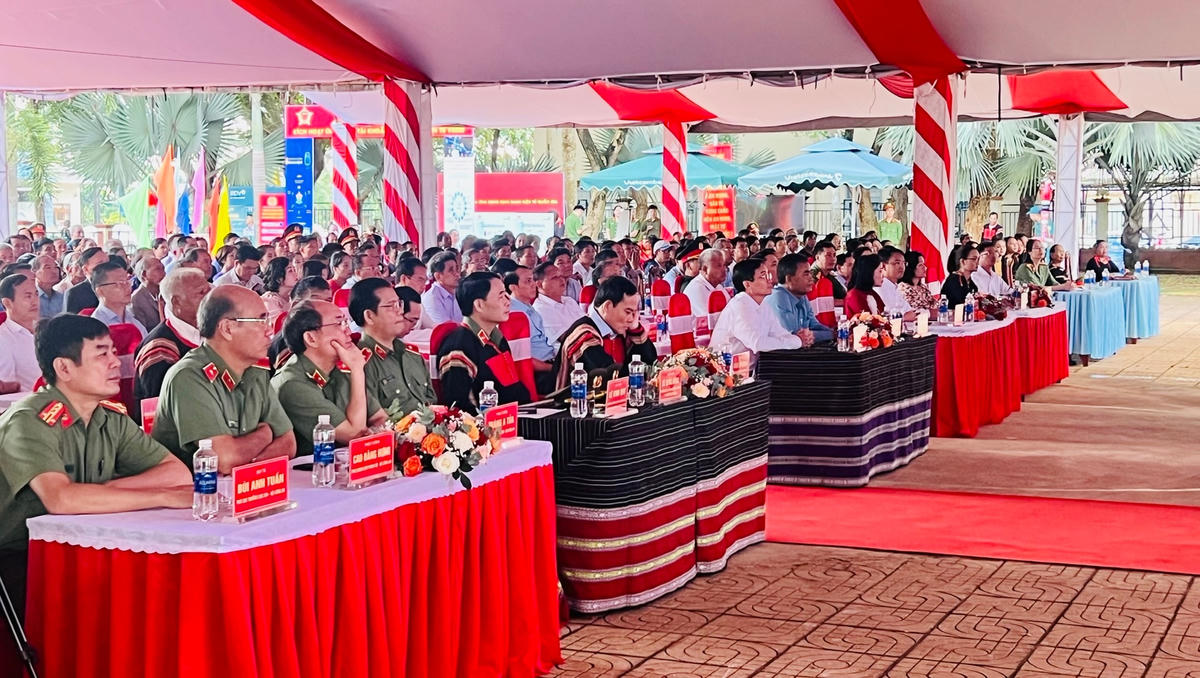 Các đại biểu về dự Ngày hội...