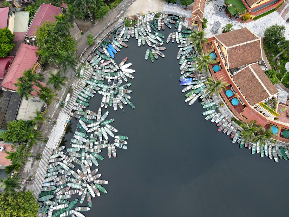 Ngoài ra, lâu nay bà con làm việc theo hương ước của làng, mỗi người sau khi lập gia đình sống trong thôn Văn Lâm sẽ được cấp một số đò đến hết đời (hiện ở KDL có khoảng 1.400 số đò). Nếu người bị tàn tật hay già không đủ sức khỏe để chèo đò có thể để con làm thay. Nhưng giờ ký hợp đồng, khả năng cao sẽ không thể duy trì việc này vì ai ký hợp đồng thì người đó mới được chèo đò.  