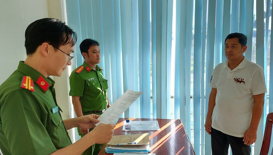 Cơ quan CSĐT tống đạt quyết định bắt khẩn cấp đối với ông Lê Trung Kim Khôi. Ảnh: CQCA
