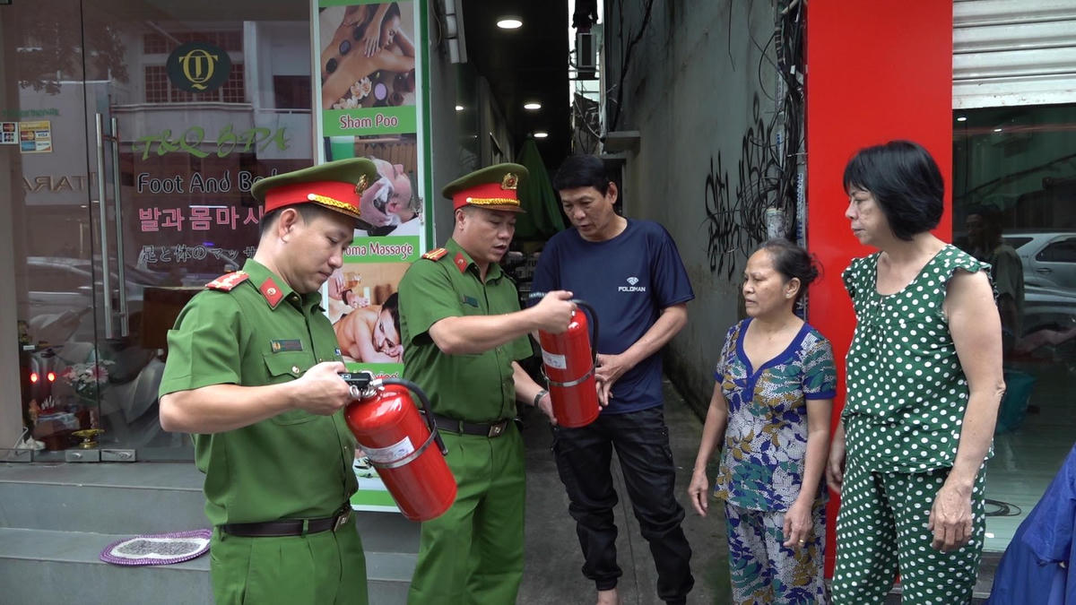 Công an phường Bến Thành (Quận 1, TP HCM) hướng dẫn người dân chủ động chữa cháy tại nhà ngày 3/10. 