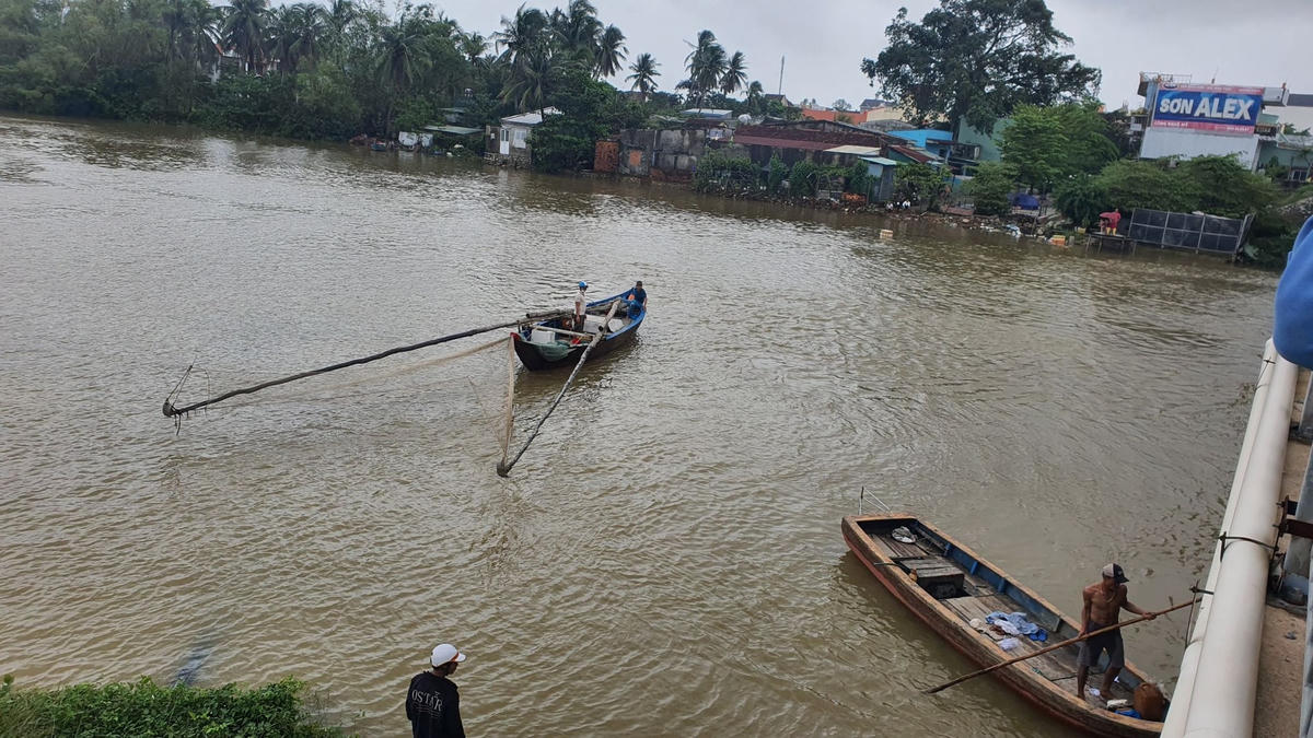 Lực lượng chức năng tổ chức tìm kiếm em T..