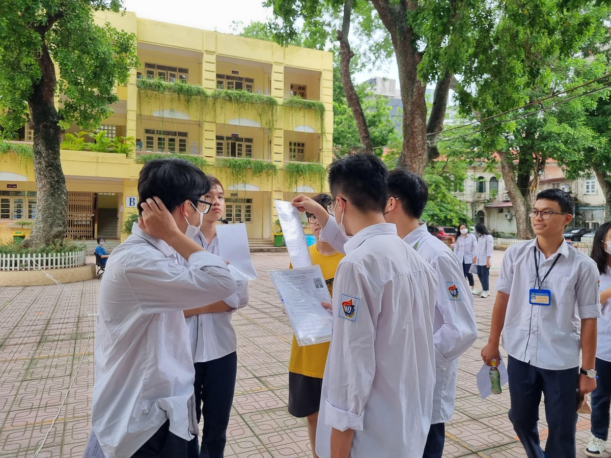 Thí sinh trao đổi thông tin trước khi vào học quy chế thi 