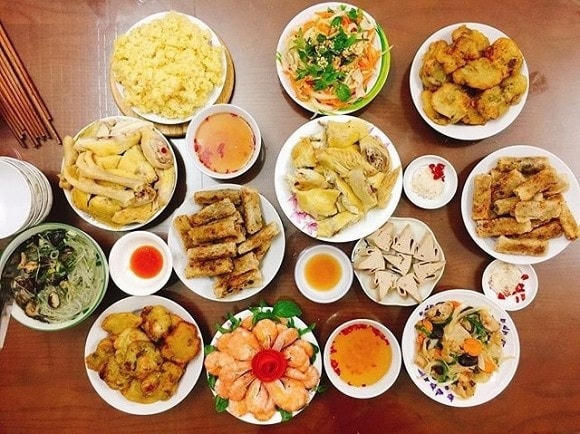 Mâm cúng gia tiên.