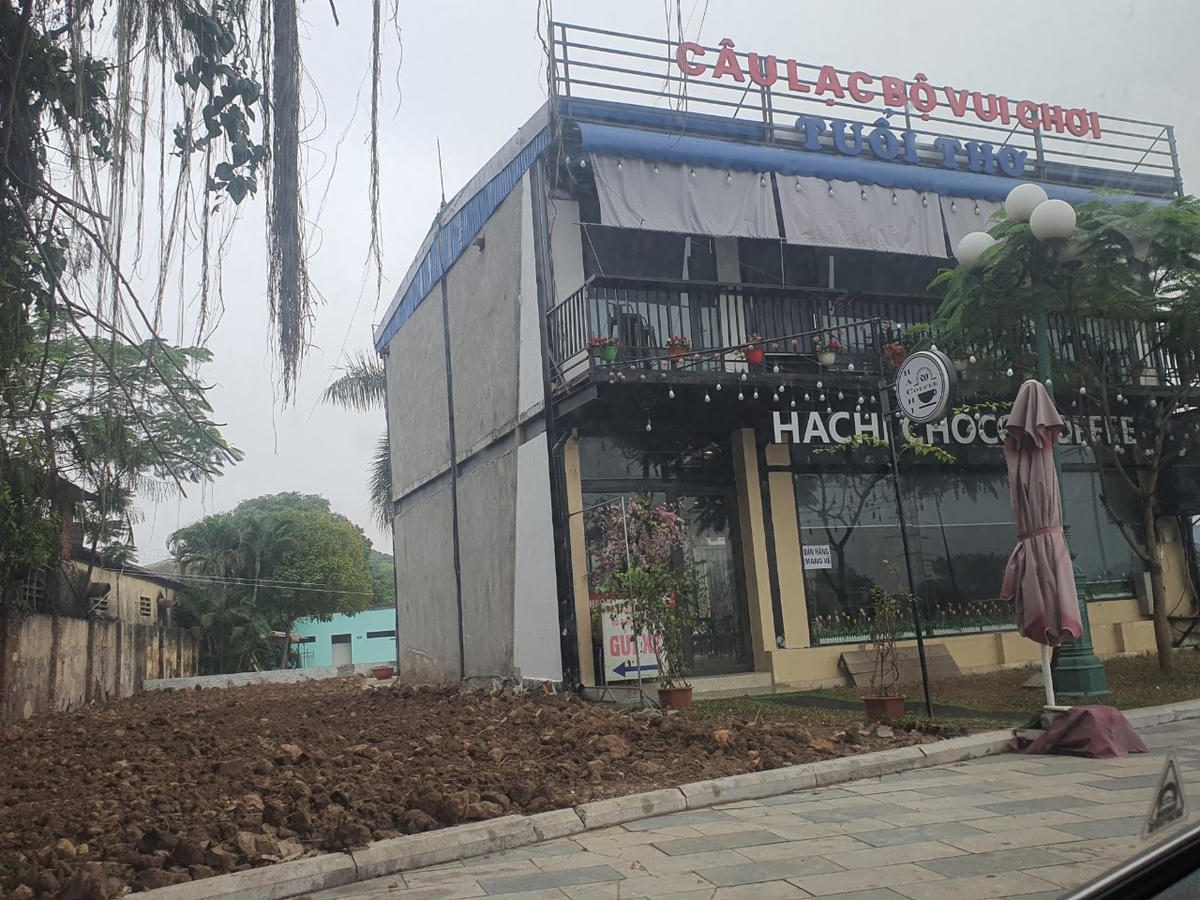 Các Kiot được xây dựng thêm vào trong Dự án cải tạo, chỉnh trang Cung văn hóa Thiếu nhi trước khi bị tháo dỡ.