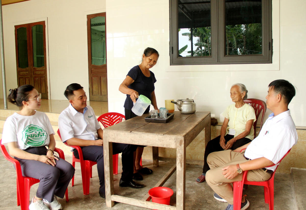 Hàng chục hộ dân tại thôn Tam Long phấn khởi khi đón nguồn nước sạch về.