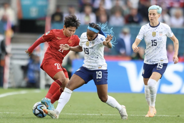 Ngân Thị Vạn Sự (trái) cùng đồng đội sẽ cố gắng chơi tốt ở trận gặp Hà Lan. Ảnh: ANTĐ.