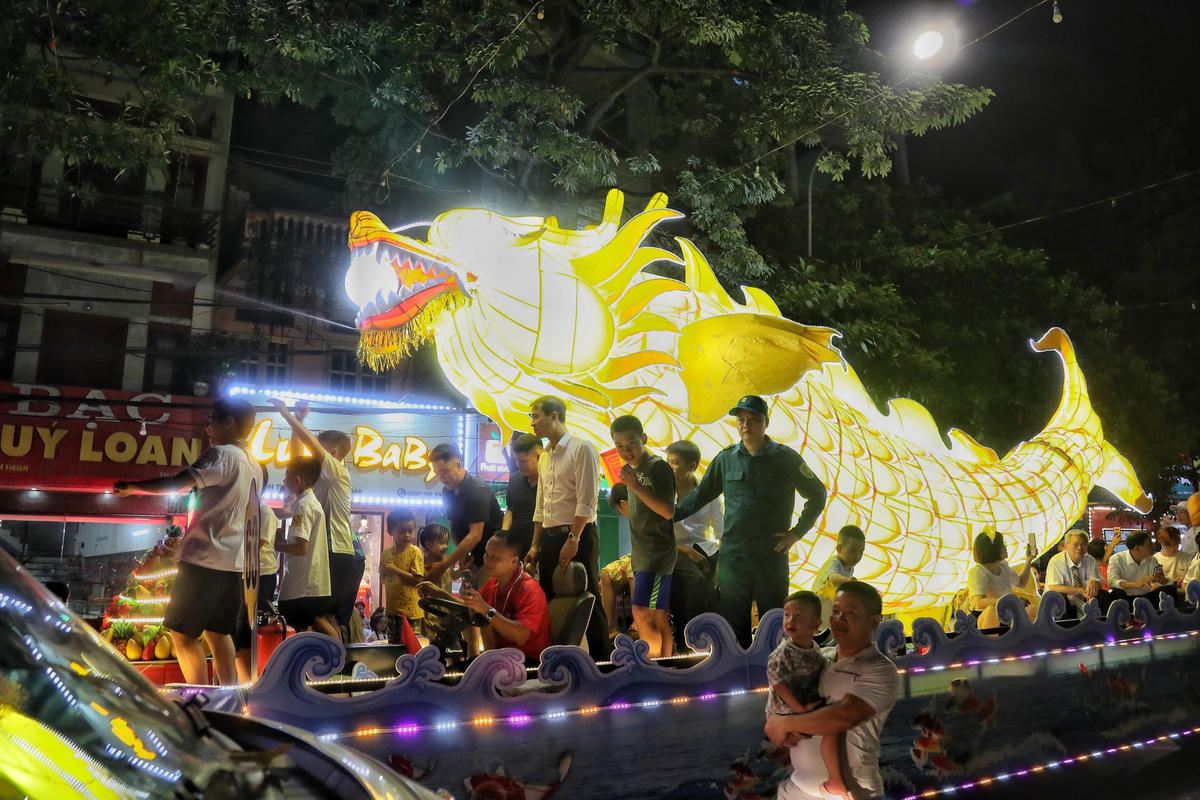 Giới trẻ ùn ùn đổ về nhiều tuyến đường để rước đèn Trung thu khổng lồ tại Tuyên Quang