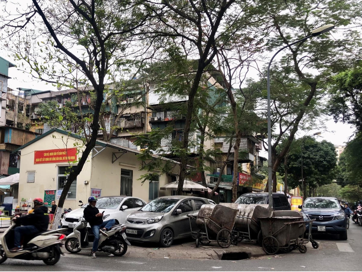 "Bãi đỗ xe" bất đắc dĩ, không còn không gian cho người đi bộ.