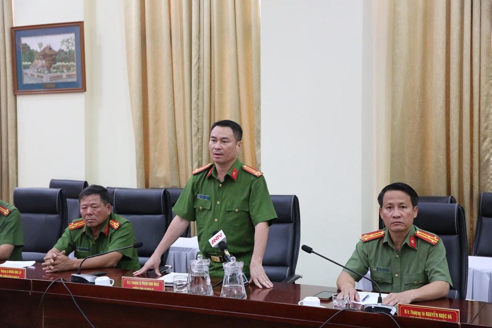 Cơ quan Công an thông tin quá trình khởi tố, bắt tạm giam các đối tượng tại buổi họp báo. (Ảnh: Thế Lữ).