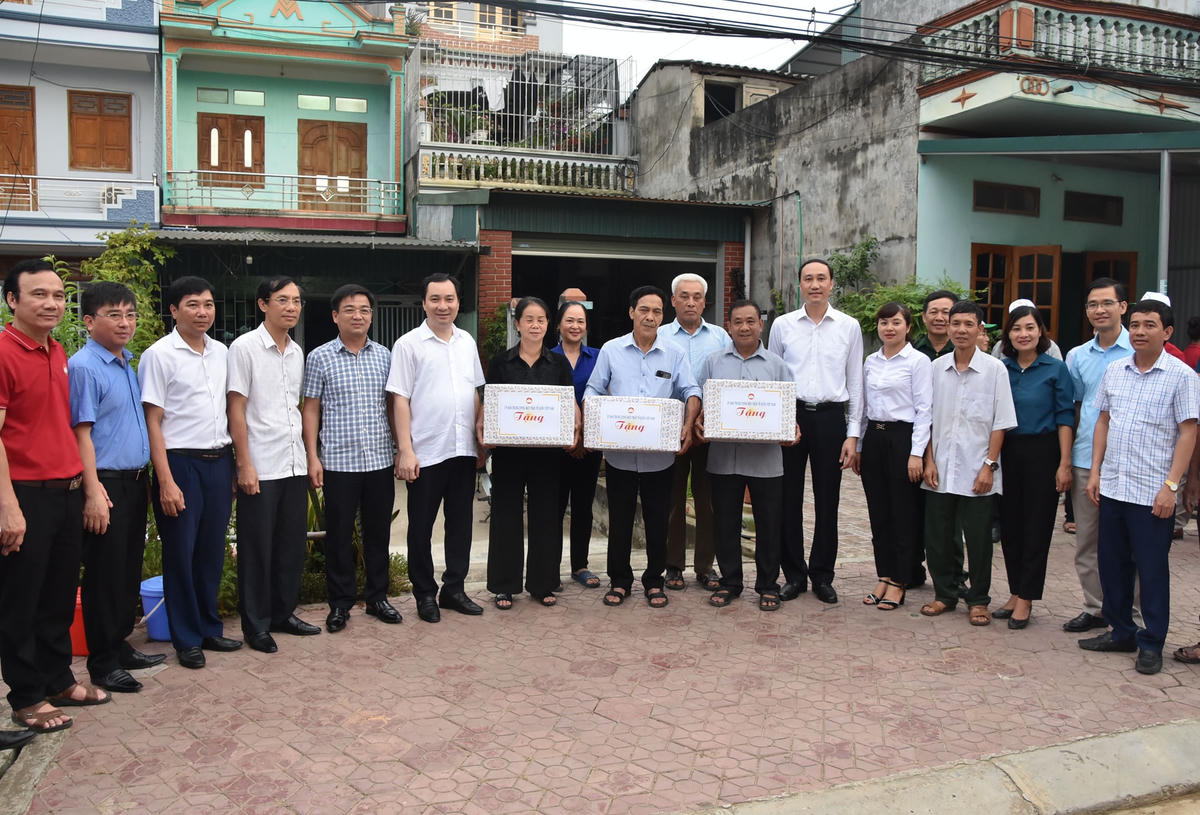 Phó Chủ tịch Phùng Khánh Tài tặng quà các khu dân cư thực hiện mô hình tự quản về phân loại và xử lý rác thải tại nguồn tại phường An Tường.