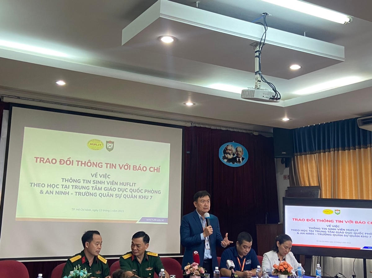 Đại diện Trường Đại học HUFLIT thông tin tại buổi họp báo. (Ảnh: T.Lữ).