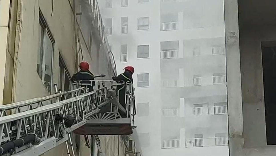 Các chiến sĩ cứu hộ, cứu nạn phải đục tường để tiếp cận các phòng trên cao để đưa các nạn nhân cuối cùng ra ngoài.