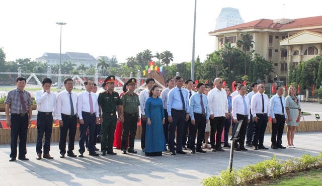Đoàn đại biểu cấp cao Ủy ban Bảo vệ Cách mạng Cuba dâng hoa Tượng đài Chủ tịch Hồ Chí Minh với nhân dân tỉnh Quảng Bình. Ảnh: Thanh Hà.