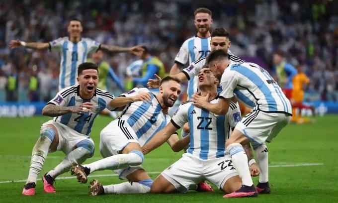 Lautaro Martinez sút thành công đem về chiếc vé vào bán kết cho Argentina.