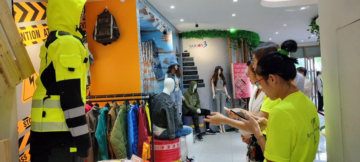 Doanh nghiệp dệt may tham gia tuần lễ triển lãm sản phẩm.