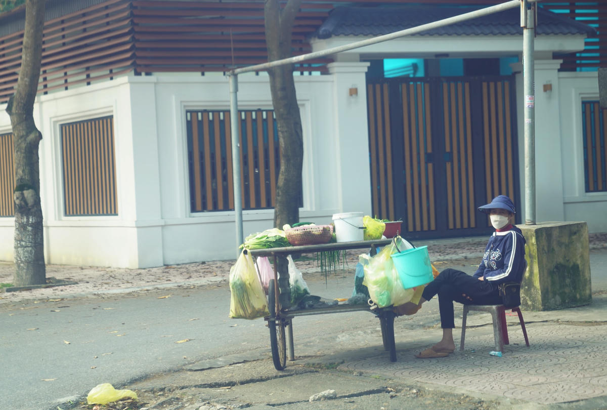 Những người phụ nữ bị “bỏ quên” trong ngày vui của chính mình. Với họ Ngày quốc tế Phụ nữ 8/3 là ngày họ rong ruổi theo từng chuyến xe hàng, ngược xuôi trên phố thị.