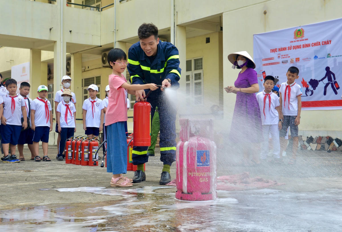 Tham gia chương trình, các em học sinh có cơ hội tìm hiểu và thực hành sử dụng bình chữa cháy xách tay.