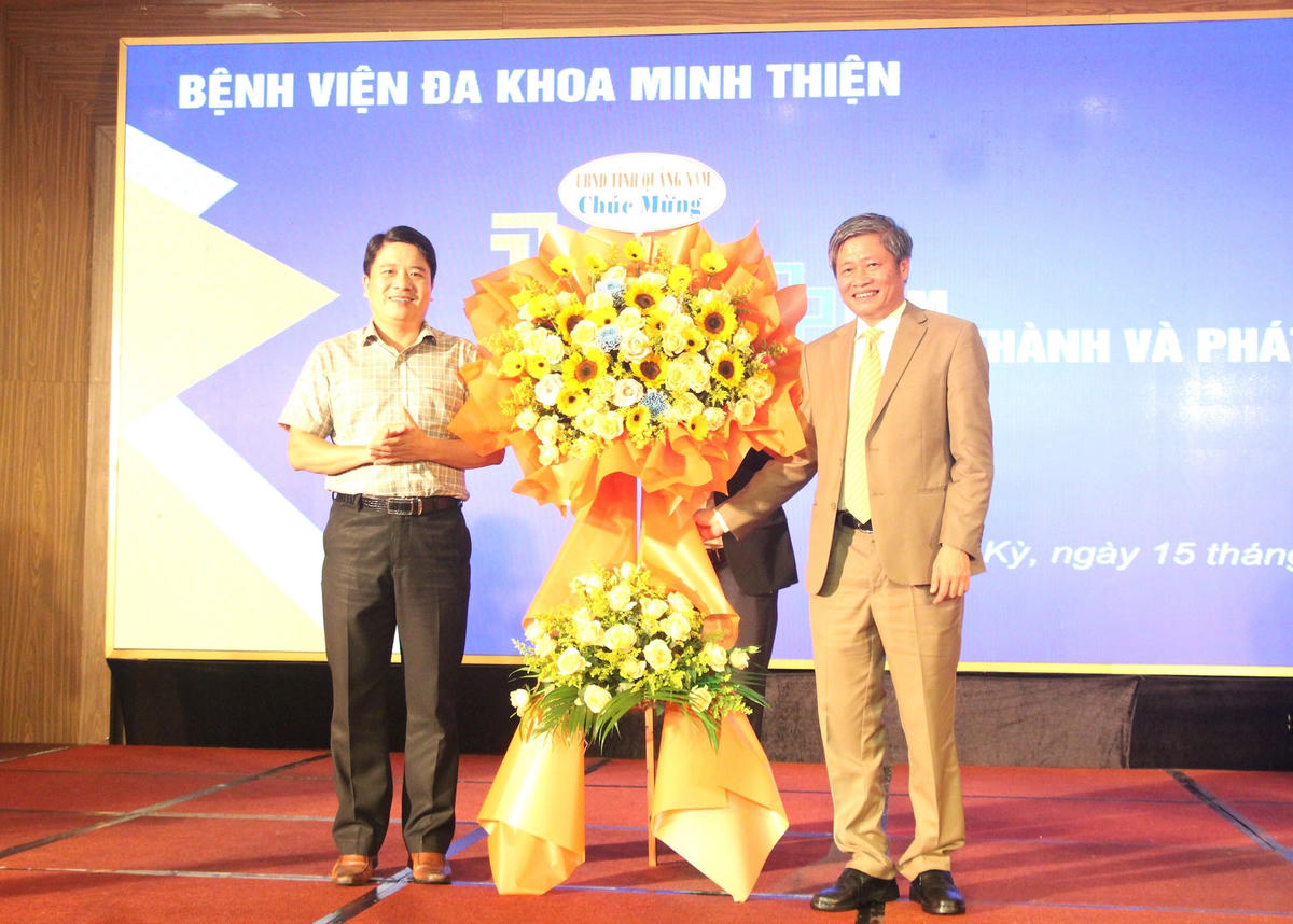 Lãnh đạo UBND tỉnh Quảng Nam tặng lẵng hoa chúc mừng BVĐK Minh Thiện.