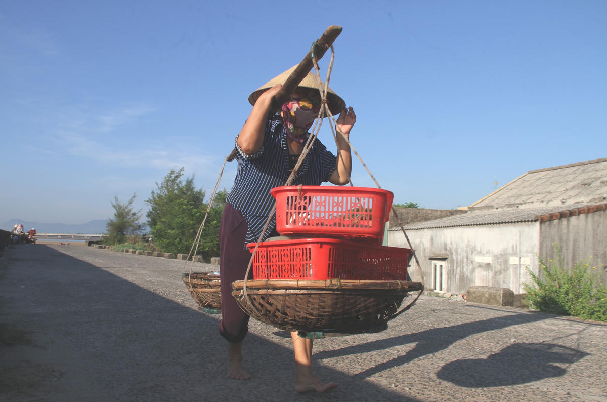 Tại khu vực chợ cá Cồn Gò (xã Cẩm Nhượng, huyện Cẩm Xuyên, tỉnh Hà Tĩnh), từ tờ mờ sáng, khi những chiếc thuyền cá cập bến cũng là lúc những người phụ nữ ở đây mang gánh trên vai chọn cho mình những mặt hàng hải sản tươi sống đưa đi cung cấp cho các nhà hàng.
