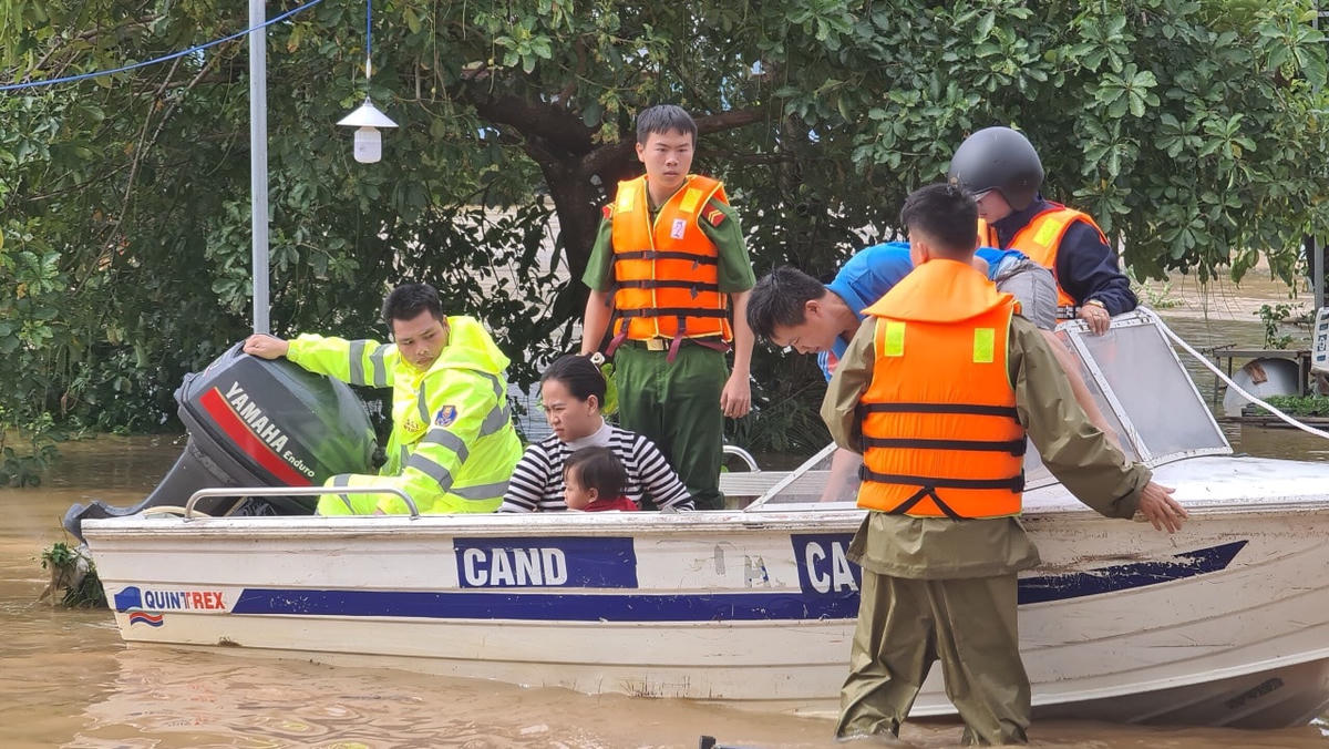Sáng 15/10, lực lượng chức năng tỉnh Thừa Thiên - Huế hỗ trợ đưa người dân vùng ngập lụt đến nơi an toàn. Ảnh: Nguyễn Quốc.  