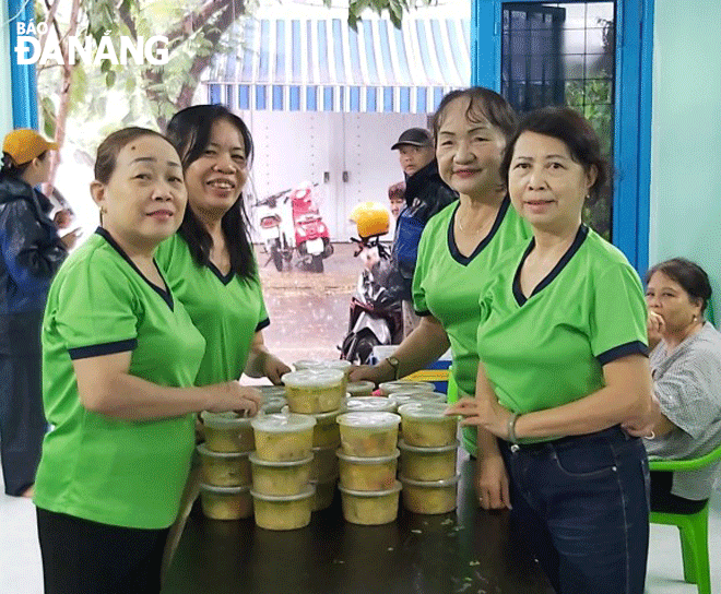 Chi hội Phụ nữ khu dân cư số 15 (phường Hòa An) vui vẻ thực hiện bếp ăn 0 đồng. Ảnh: H.T.V.