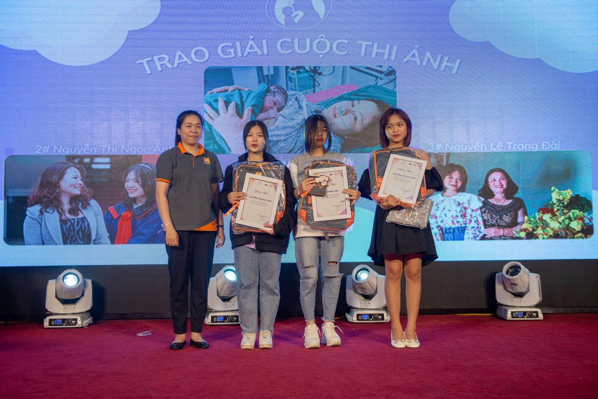Cô Nguyễn Phương Thảo trao giải cho cuộc thi “Khoảnh khắc yêu thương”.